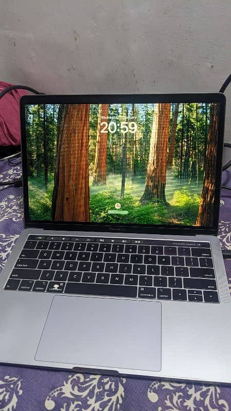 MacBook Pro 2018 All ok working perfectly lines in display